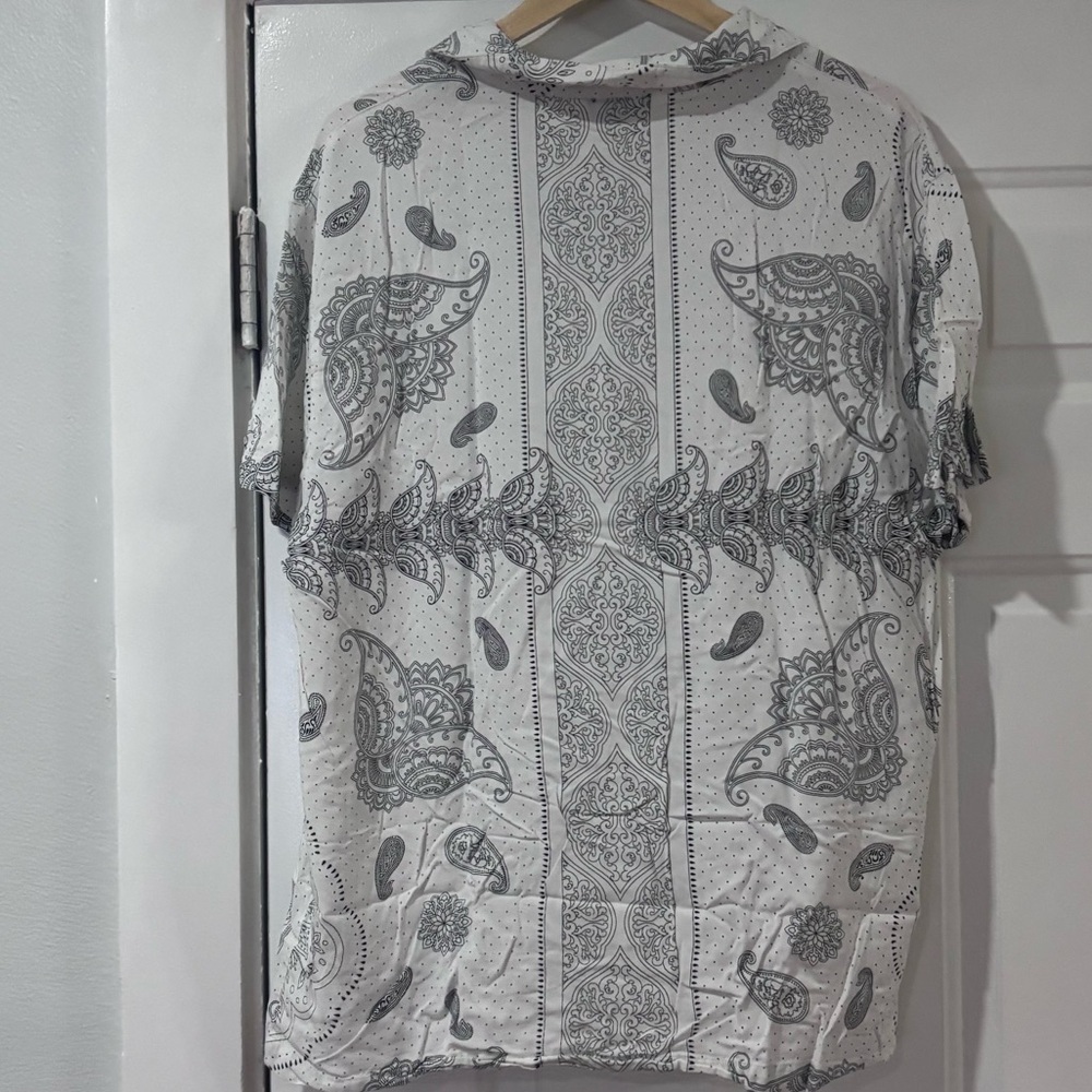 Forever 21 Men’s White Paisley Button Down Shirt Camp Collar Size 2XL - Picture 2 of 4